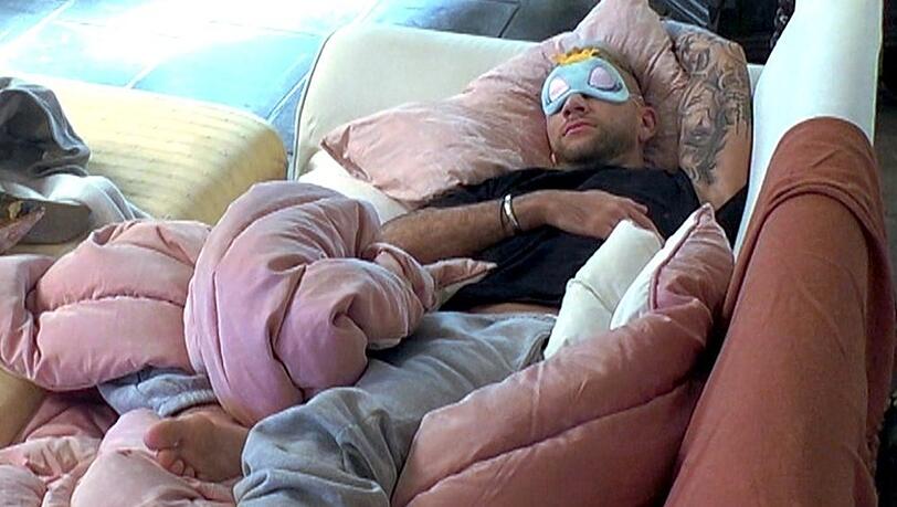 Serkan schläft lieber auf dem Sofa als im Bett mit Carina.