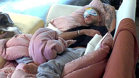 Serkan schläft lieber auf dem Sofa als im Bett mit Carina.