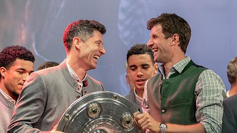 Robert Lewandowski (l) und Thomas Müller vom FC Bayern München feiern auf dem Nockherberg.
