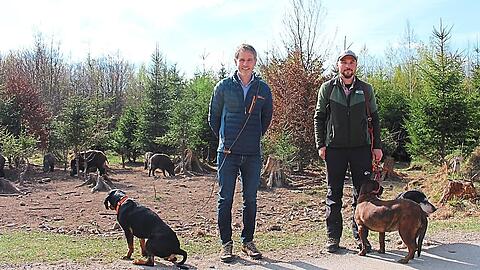 Forstbetriebsleiter Emil Hudler (l.) und Berufsj&auml;ger Kevin Seemann im Forstenrieder Park. Hier kommt man den Wildschweinen ganz nah.