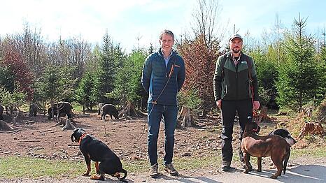 Forstbetriebsleiter Emil Hudler (l.) und Berufsj&auml;ger Kevin Seemann im Forstenrieder Park. Hier kommt man den Wildschweinen ganz nah.