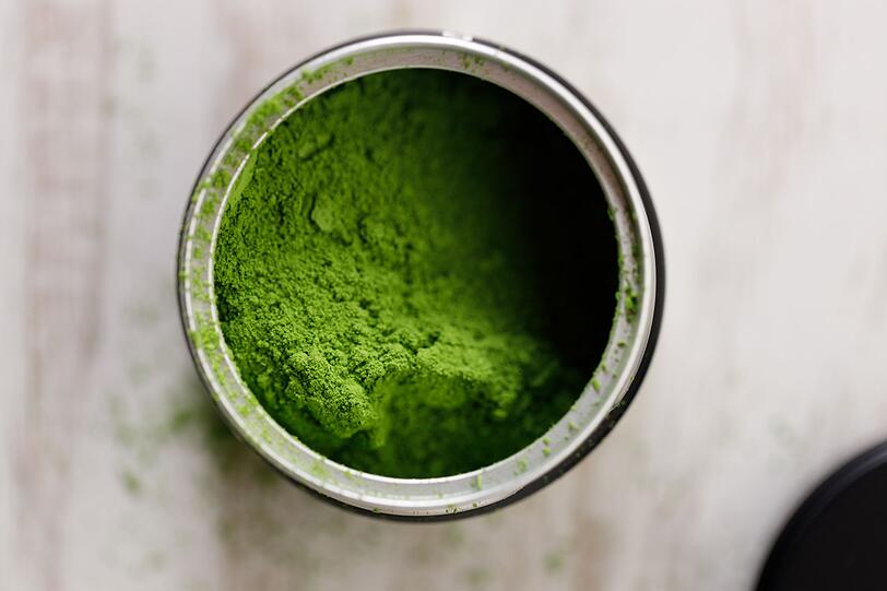 Gerade Einsteiger sollten bei Matcha auf ein paar Punkte achten. Am besten greift man zu hochwertigem Tee in Bio-Qualit&auml;t. G&uuml;nstiger Matcha minderer Qualit&auml;t schmeckt oft bitter und kann mit Schadstoffen wie synthetischen Pestiziden oder D&uuml;ngemitteln belastet sein. Au&szlig;erdem wirkt er meist gr&ouml;ber und nicht so fein, mehlig und seidig wie ein qualitativ gutes Teepulver.