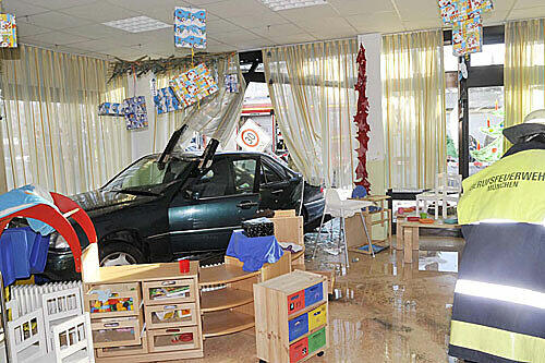 Der Wagen der C-Klasse raste in den Gruppenraum - zwei Meter daneben saßen die Kinder.