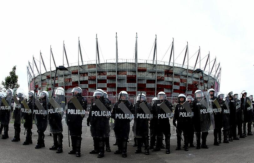 Politisch wie sportlich brisant: Vor dem Spiel der russischen Nationalelf gegen Polen in Warschau haben polnische Hooligans russische Fans provoziert und angegriffen. Die Polizei nahm mehrere Hooligans fest.