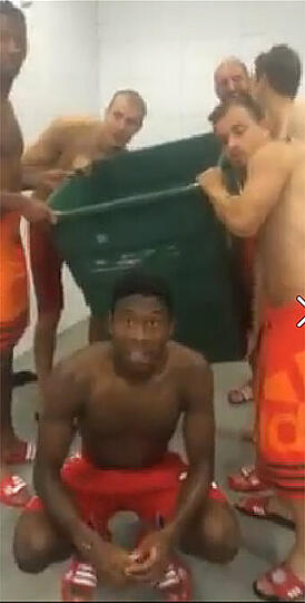 David Alaba bekommt keinen Eimer sondern ein Tonne Wasser über den Kopf! Die Bilder...