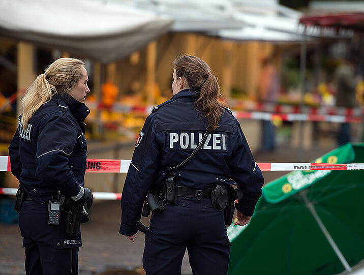 Die Polizei sichert den Tatort nach dem Messerangriff.