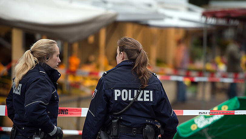 Die Polizei sichert den Tatort nach dem Messerangriff. Die Polizei sichert den Tatort nach dem Messerangriff.