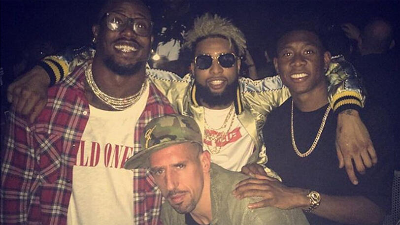 Die Bayern-Stars David Alaba (rechts) und Franck Ribéry (vorne) mit den Football-Stars Von Miller und Odell Beckham Jr.