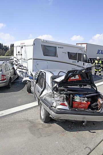 An einem Stauende kollidierten zwei Pkw und ein Wohnmobil.