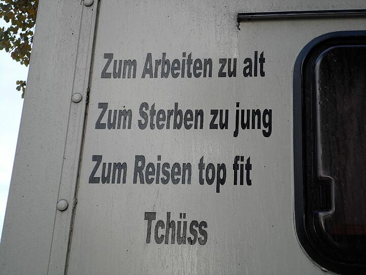 Es ist der coole Spruch links neben dem Heckfenster.