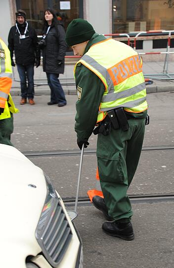 Sicherheitskoferenz: Hunde schnüffeln an den Gullis, die Polizei filzt den Bereich um den Bayerischen Hof. Die Bilder aus der Münchner City...