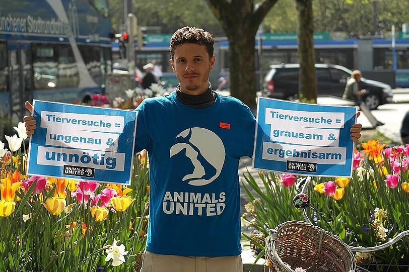 Am Sendlinger Tor hat die Tierrechtsorganisation Animals United Lärm für die Stimmlosen, die Tiere, gemacht.