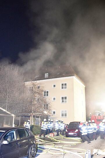 Bei dem Brand in der Tiefgarage wurde drei Autos komplett zerstört. Die Feuerwehr war mit 60 Mann im Einsatz.
