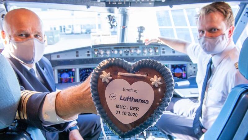 Pilot Peter Etzrodt und sein Co-Pilot Kai Schleicher halten im Cockpit eines Airbus vom Typ A320neo.