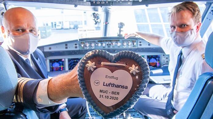 Pilot Peter Etzrodt und sein Co-Pilot Kai Schleicher halten im Cockpit eines Airbus vom Typ A320neo.