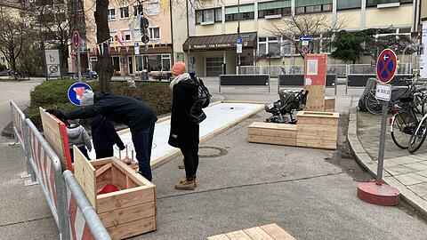 Für die Eisstock-Aktion wurde die Kreuzung kurzerhand in Entenbachplatz umbenannt.
