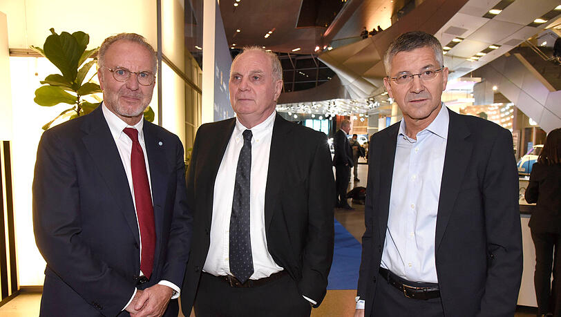 Karl-Heinz Rummenigge (l.) und Uli Hoeneß (M.) sind in diesem Sommer mitverantwortlich für die Transfers. Rechts im Bild: Bayern-Präsident Herbert Hainer.
