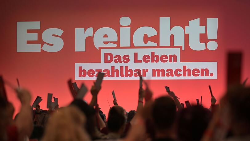 Die rund 500 Delegierten in Potsdam beraten bis Sonntag die Linie der Partei. Die rund 500 Delegierten in Potsdam beraten bis Sonntag die Linie der Partei.
