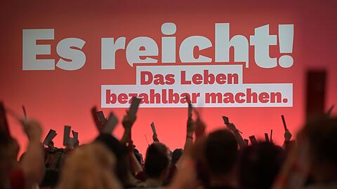 Die rund 500 Delegierten in Potsdam beraten bis Sonntag die Linie der Partei.