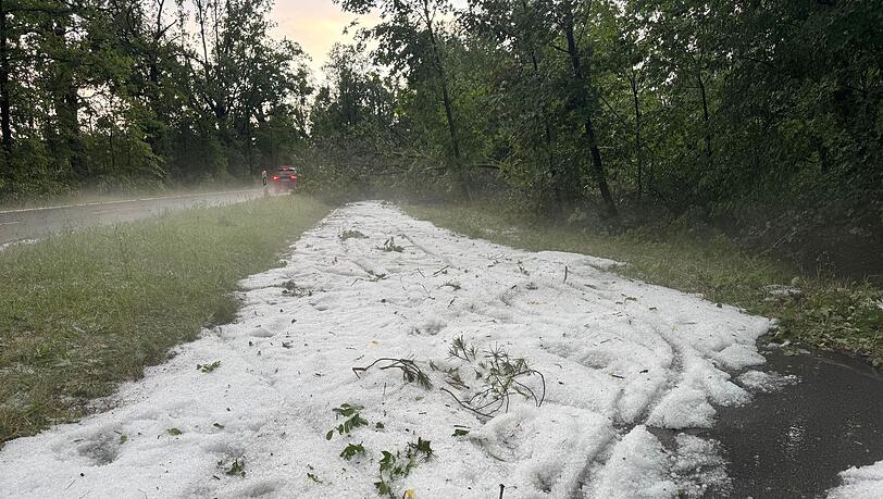 Nach einem starken Gewitter liegt Hagel auf einem Radweg in Erlangen. Nach einem starken Gewitter liegt Hagel auf einem Radweg in Erlangen.