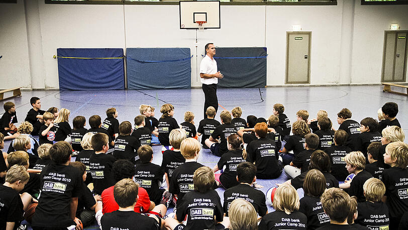 Soll mithelfen, Kinder für Basketball zu begeistern: Dirk Bauermann, Trainer des Profi-Teams und Nationalcoach Soll mithelfen, Kinder für Basketball zu begeistern: Dirk Bauermann, Trainer des Profi-Teams und Nationalcoach