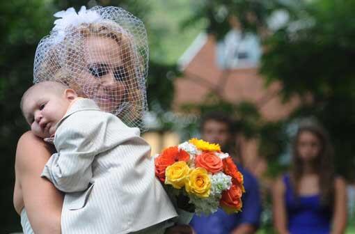 Er ist erst zwei Jahre alt und führt seine Mutter zum Traualtar: Logan wird in ein paar Wochen sterben. Darum verlegten seine Eltern ihre Hochzeit vor, damit er dabei ist.
