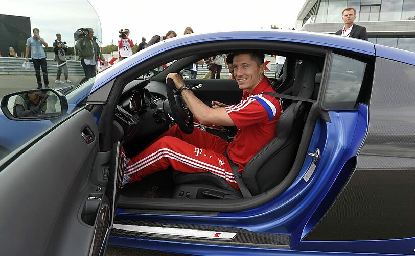 Die Bayern-Stars mit ihren neuen Dienstwagen.