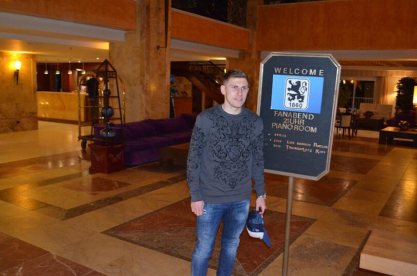 Willkommen, Levent! Hier kommt Werder Bremens Leihgabe Levent Aycicek im Teamhotel des TSV 1860 an.