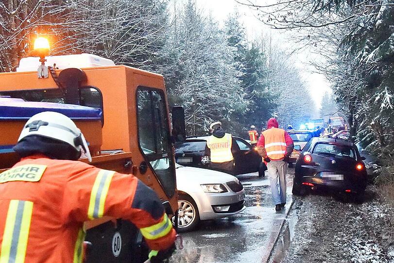 Zehn Fahrzeuge wurden bei der Massenkarambolage bei Zorneding beschädigt. Die Bilder.