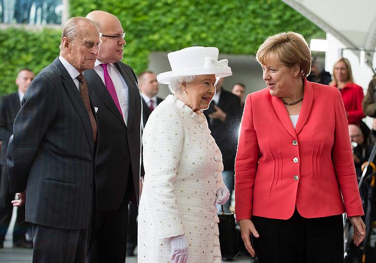 Zusammen mit Prinz Philip und Peter Altmeier gehen die Queen und Angela Merkel ins Kanzleramt.