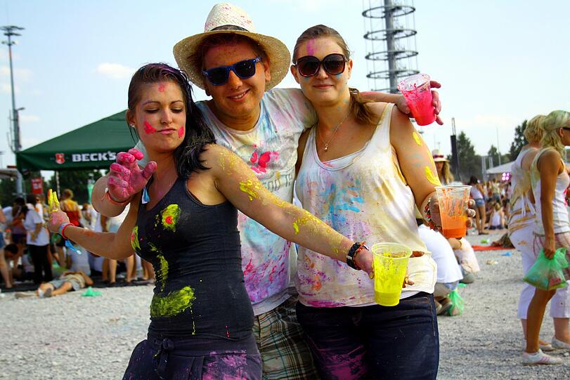 Bunter geht nicht: Das Holi One Color Festival in Riem. Die Bilder.