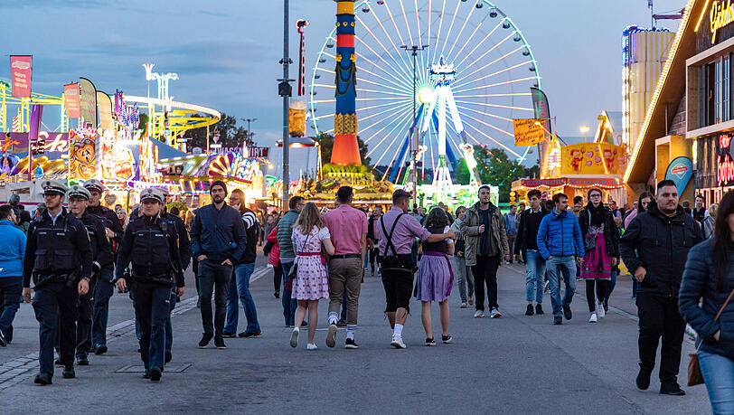 Abends einfach nur zur Wiens über die Theresienwiese schlendern – wird das 2022 wieder möglich sein? Wie hoch ist das Risiko, sich mit dem Coronavirus anzustecken?