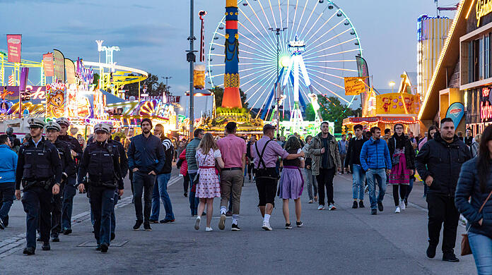 Abends einfach nur über die Theresienwiese schlendern – das wird dieses Jahr wenn dann wohl nur für Geimpfte und Genesene möglich sein.