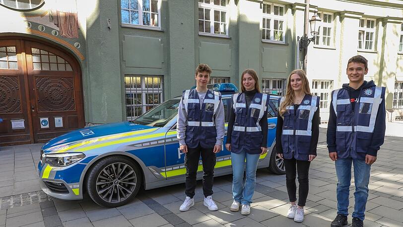 Valentin (17), Anna (14), Alina (17), Lion (15) starteten am Montag ins einwöchige Polizeipraktikum.