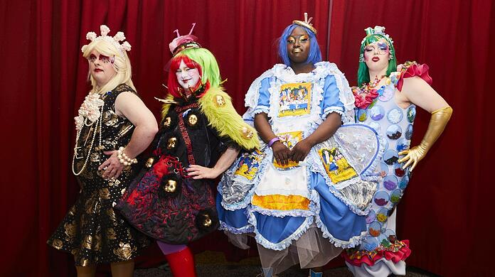 Die Dragperformance des Drag Syndrome bringt weiteren Spaß in die Kammerspiele.
