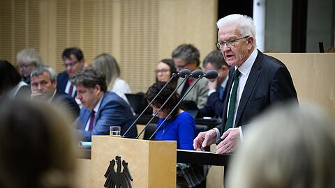 Baden-Württembergs Regierungschef Kretschmann rechtfertigt Lockerung der Schuldenbremse.
