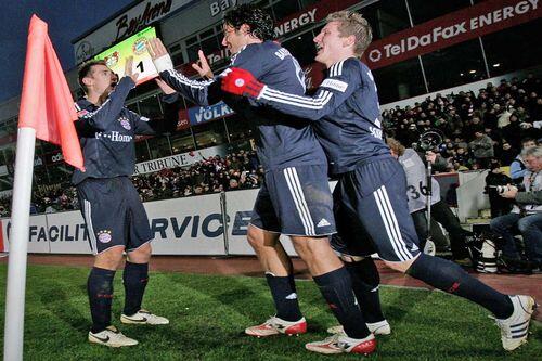 In der Mannschaft ist Miroslav Klose (li..)beliebt. Vor allem, weil er so freundlich ist. Hier gratulieren sein Sturmpartner Luca Toni und Bastian Schweinsteiger zu einem Tor.