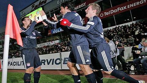 In der Mannschaft ist Miroslav Klose (li..)beliebt. Vor allem, weil er so freundlich ist. Hier gratulieren sein Sturmpartner Luca Toni und Bastian Schweinsteiger zu einem Tor.