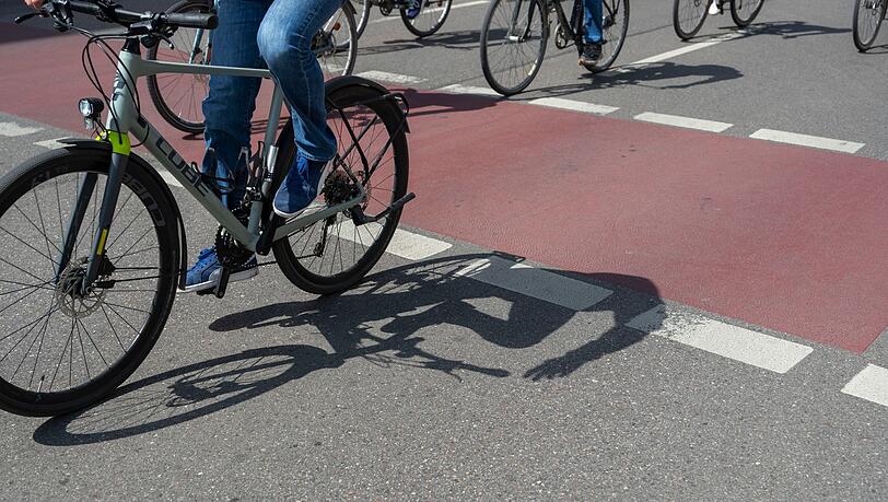 Pyrotechnik, Verkehrsverstöße und Beleidigungen: Die große Radgruppe sorgte für einen Polizeieinsatz. (Symbolbild)