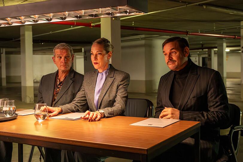 Die Ausbilder (von links) Voss (G&ouml;tz Otto), Leiterin  Haberland (Sophie von Kessel) und Kocabay (Alexander Beyer) haben f&uuml;nf Kandidaten ausgesucht, die sie als BND-Agenten trainieren wollen. Doch haben sie die richtige Wahl getroffen?
