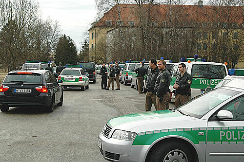 Die Polizei sammelt die Einsatzkräfte vor der Großrazzia
