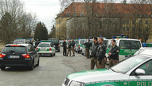 Die Polizei sammelt die Einsatzkräfte vor der Großrazzia