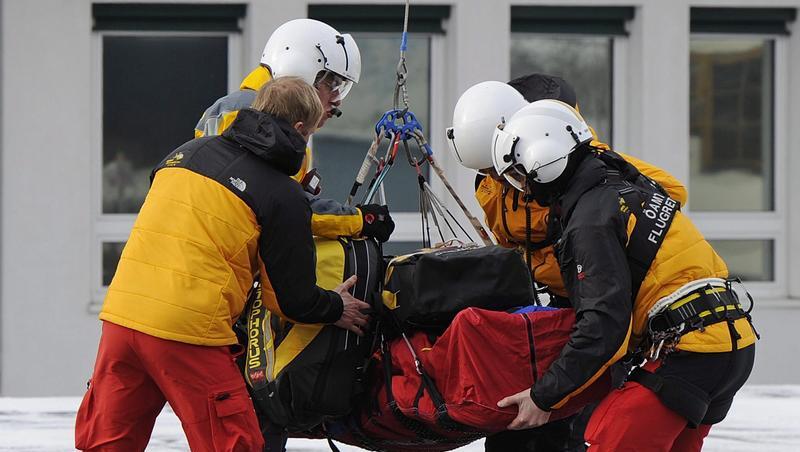 Hans Grugger wird nach seinem Sturz abtransportiert. Hans Grugger wird nach seinem Sturz abtransportiert.