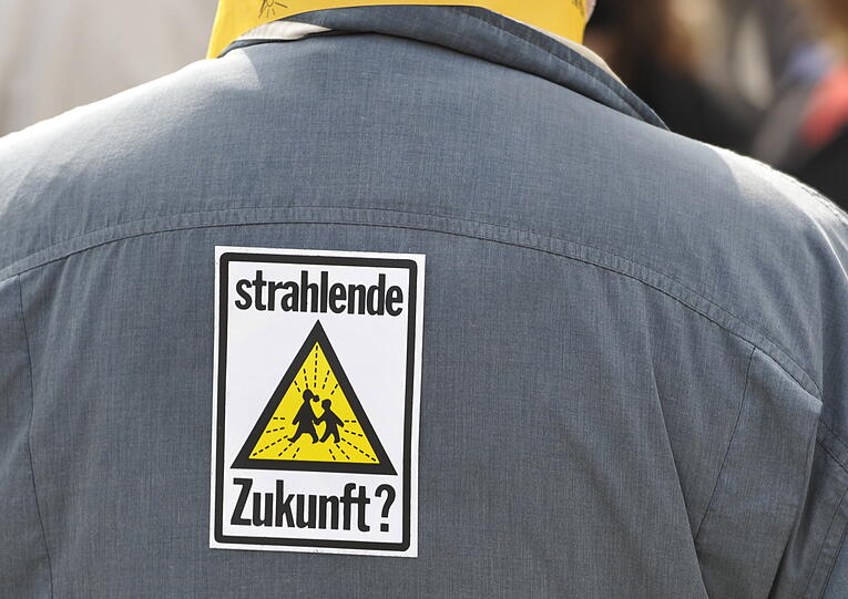 Trotz strömenden Regens haben am Samstagnachmittag rund 30.000 Menschen an einer Kundgebung
gegen Atomenergie auf dem Münchner Odeonsplatz teilgenommen. Sehen Sie hier die besten Bilder der Aktion.