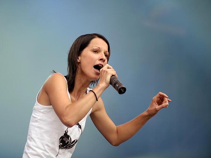 Singt im Möbelhaus Segmüller in Parsdorf : Christina Stürmer