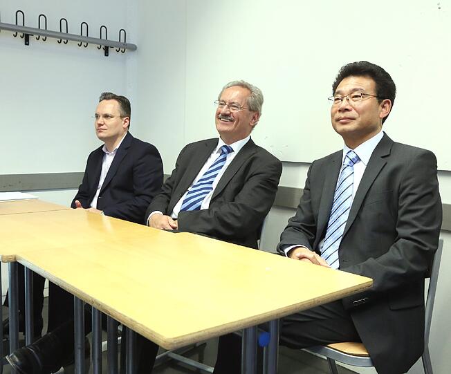 Lernt was dazu: OB Christian Ude (M.) mit dem chinesischen Generalkonsul Wang Shunqing (r.) zu Besuch im Klassenzimmer.