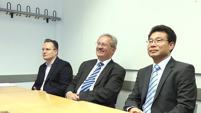 Lernt was dazu: OB Christian Ude (M.) mit dem chinesischen Generalkonsul Wang Shunqing (r.) zu Besuch im Klassenzimmer. Lernt was dazu: OB Christian Ude (M.) mit dem chinesischen Generalkonsul Wang Shunqing (r.) zu Besuch im Klassenzimmer.