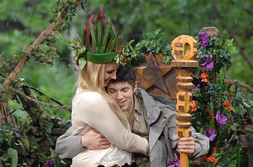 Finale beim Dschungelcamp 2013: Joey ist Dschungelkönig und wird von seiner Freundin Jacky überrascht.