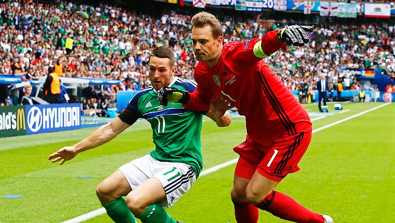 Manuel Neuer Note 3:
Weiter ohne Gegentor bei der EM, der DFB-Kapitän. Musste schon früh
bei scharfen Hereingaben und Flachschüssen zupacken. Manuel Neuer Note 3:
Weiter ohne Gegentor bei der EM, der DFB-Kapitän. Musste schon früh
bei scharfen Hereingaben und Flachschüssen zupacken.