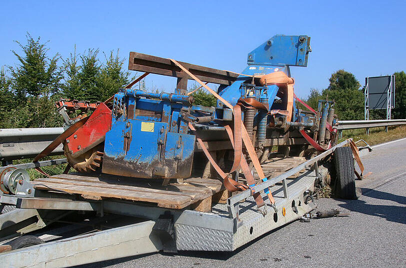 Missglücktes Überholmanöver - die Bilder von der Unfallstelle auf der B12 im Landkreis Mühldorf.